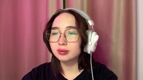 Snapshot of mira_light_ chatting on October 7, 4:11 pm mira_light_ online show from October 7, 4:11 pm