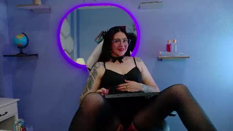 miss_evans_ online show from June 26, 10:11 pm