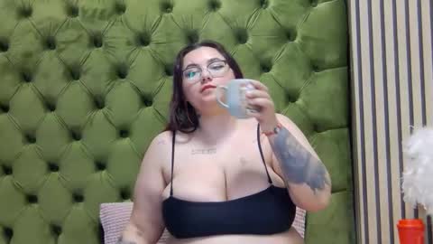 MissElisabeth online show from March 22, 8:53 am