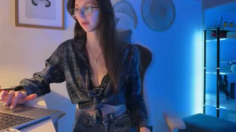 misslalii online show from April 7, 4:31 pm