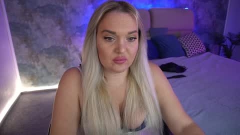 Snapshot of missyymartinezz chatting on December 7, 8:44 am Amely online show from December 7, 8:44 am