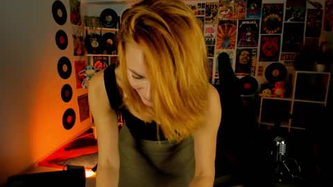 Snapshot of mistybarnes chatting on December 15, 5:10 pm MistyBarnes NONUDE MODEL online show from December 15, 5:10 pm