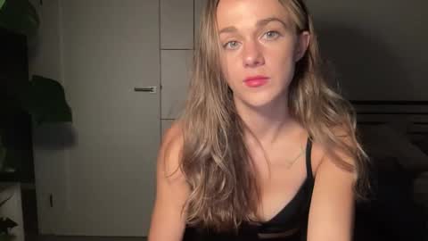 mmminnie online show from October 1, 5:18 pm