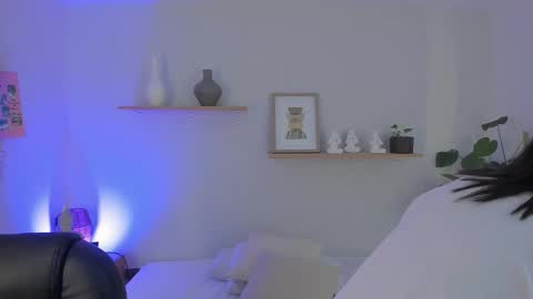 M o L l i E  online show from March 3, 12:20 pm