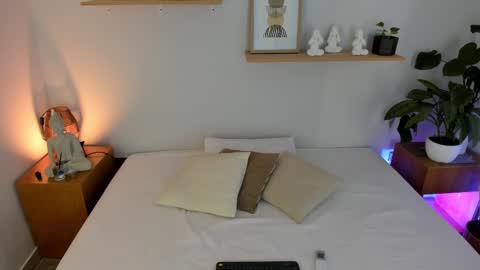 M o L l i E  online show from March 7, 12:12 pm