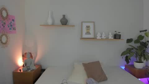 M o L l i E  online show from March 4, 12:12 pm