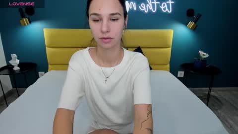 Snapshot of molly__cutie chatting on October 12, 2:25 am Molly online show from October 12, 2:25 am