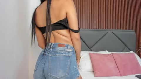 mollylove_ online show from April 11, 6:55 pm