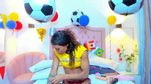 molyrestrepo online show from July 7, 7:49 pm