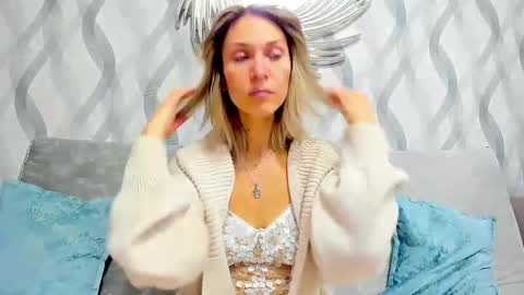 Snapshot of mona_cruz chatting on February 17, 4:50 pm Mona online show from February 17, 4:50 pm