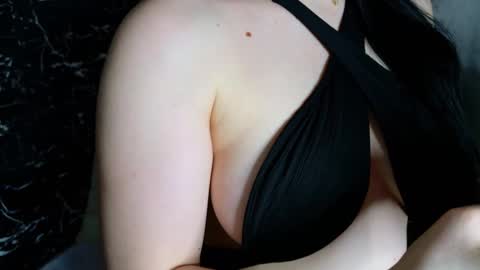 Snapshot of monique_a chatting on December 31, 5:44 am Ask me online show from December 31, 5:44 am