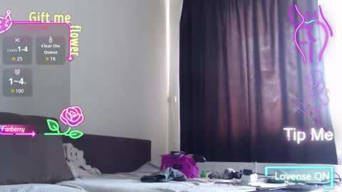 Snapshot of montserrat123 chatting on September 13, 8:33 am Monse online show from September 13, 8:33 am