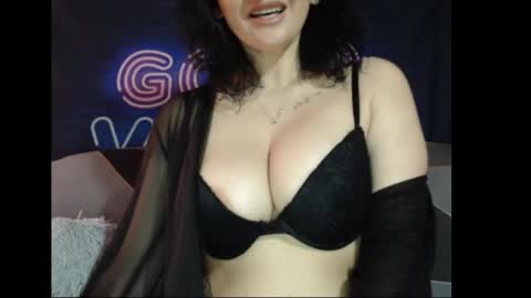 im Model Independent     you can support me with a followtip and thumbs up please its important for  you online show from March 4, 7:04 am