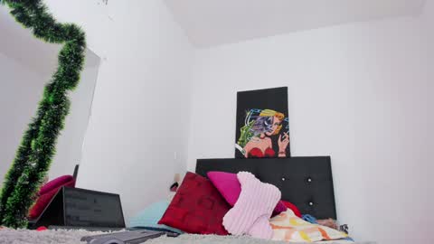 Snapshot of msschloee chatting on December 6, 7:44 pm Chloe new account online show from December 6, 7:44 pm