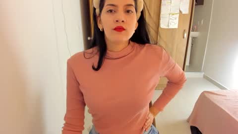 Snapshot of nahomi2021 chatting on February 5, 1:37 am independent model online show from February 5, 1:37 am