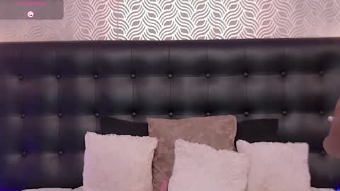 naiaramasson_ online show from February 18, 1:10 pm