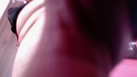 Snapshot of naomyprinces_ chatting on December 21, 11:02 pm Bulma Heidi online show from December 21, 11:02 pm