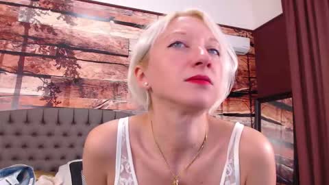 Snapshot of natalie_bitton chatting on October 4, 11:27 am Natalie online show from October 4, 11:27 am