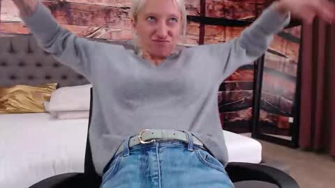 Snapshot of natalie_bitton chatting on October 7, 11:36 am Natalie online show from October 7, 11:36 am