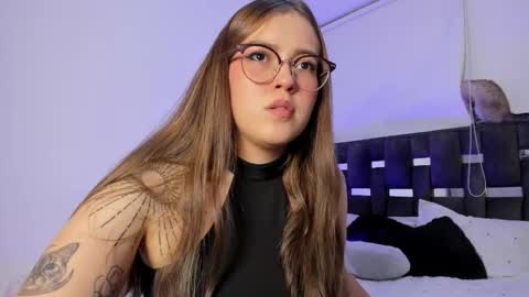 LANAindependent model online show from November 8, 5:56 am