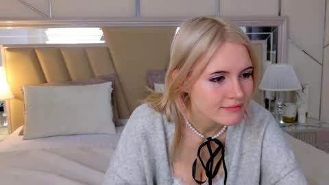 Snapshot of nellloyns chatting on March 6, 7:32 pm Nelly online show from March 6, 7:32 pm