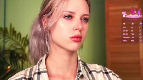 Snapshot of nelly_carroll chatting on September 10, 6:08 pm I am Nelly3 online show from September 10, 6:08 pm
