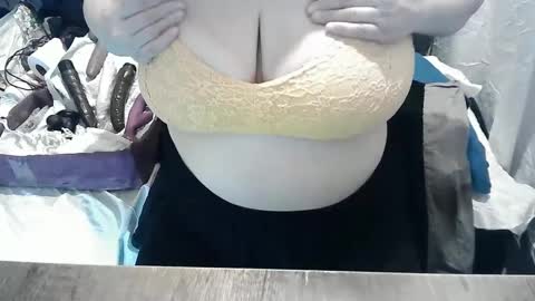 neslihan online show from February 9, 7:05 am