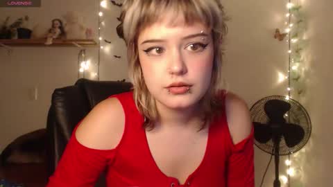 Snapshot of neurotic_witch chatting on October 8, 6:18 am Mar online show from October 8, 6:18 am