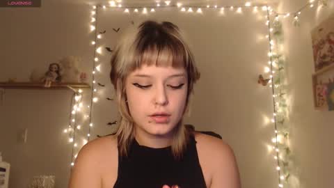 Snapshot of neurotic_witch chatting on October 6, 3:12 am Mar online show from October 6, 3:12 am