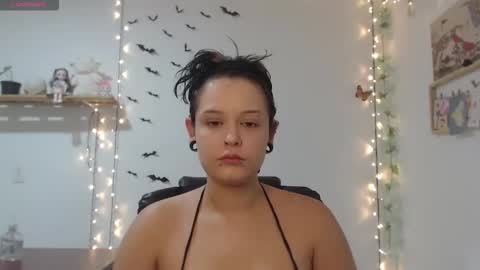 Snapshot of neurotic_witch chatting on October 19, 2:46 am Mar online show from October 19, 2:46 am