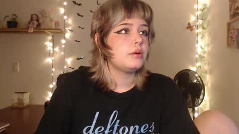 Snapshot of neurotic_witch chatting on October 1, 7:46 am Mar online show from October 1, 7:46 am
