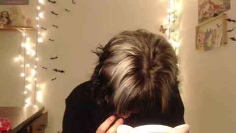 Snapshot of neurotic_witch chatting on October 16, 7:55 am Mar online show from October 16, 7:55 am