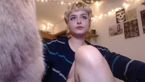 Snapshot of neurotic_witch chatting on February 26, 6:51 am Mar online show from February 26, 6:51 am