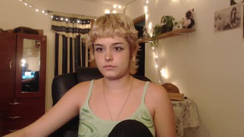 Snapshot of neurotic_witch chatting on February 28, 8:20 am Mar online show from February 28, 8:20 am