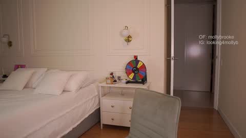 Snapshot of newmollybrooke chatting on October 7, 12:15 am  all my links Here online show from October 7, 12:15 am