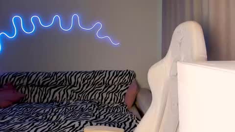 Snapshot of neyrmina chatting on October 12, 12:18 pm Mina online show from October 12, 12:18 pm