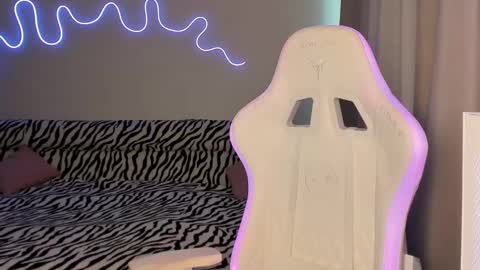 Snapshot of neyrmina chatting on March 8, 8:29 am Mina online show from March 8, 8:29 am