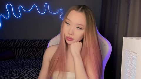 Snapshot of neyrmina chatting on February 24, 2:03 pm Mina online show from February 24, 2:03 pm