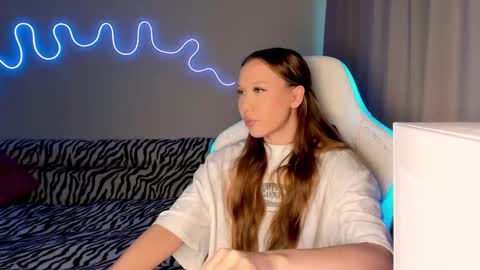 Snapshot of neyrmina chatting on October 7, 1:26 pm Mina online show from October 7, 1:26 pm