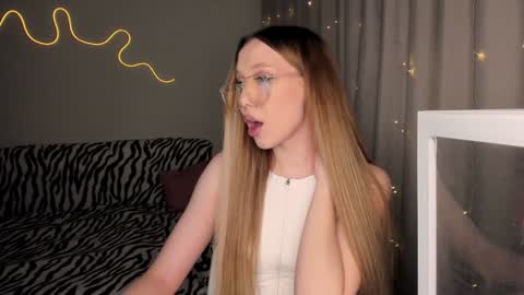 Snapshot of neyrmina chatting on December 5, 12:33 pm Mina online show from December 5, 12:33 pm