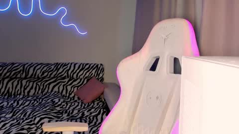 Snapshot of neyrmina chatting on September 19, 2:16 pm Mina online show from September 19, 2:16 pm