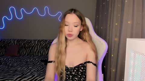 Snapshot of neyrmina chatting on January 16, 1:14 pm Mina online show from January 16, 1:14 pm