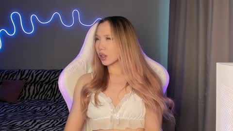 Snapshot of neyrmina chatting on March 5, 1:06 pm Mina online show from March 5, 1:06 pm