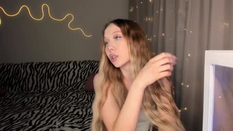 Snapshot of neyrmina chatting on December 6, 12:49 pm Mina online show from December 6, 12:49 pm