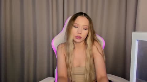 Snapshot of neyrmina chatting on December 8, 1:36 pm Mina online show from December 8, 1:36 pm