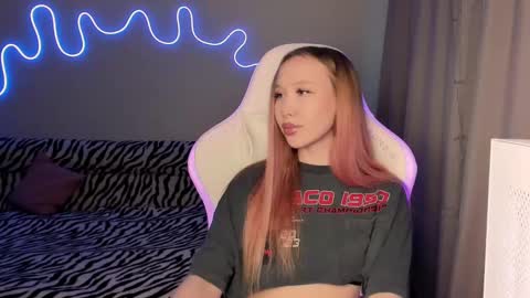 Snapshot of neyrmina chatting on February 22, 1:55 pm Mina online show from February 22, 1:55 pm