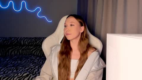 Snapshot of neyrmina chatting on October 22, 1:16 pm Mina online show from October 22, 1:16 pm