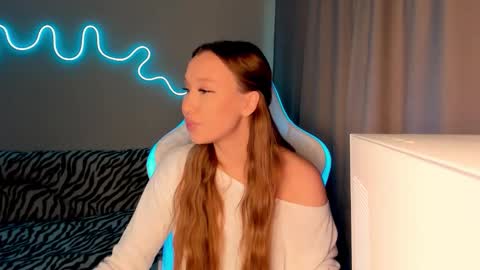 Snapshot of neyrmina chatting on October 3, 1:38 pm Mina online show from October 3, 1:38 pm