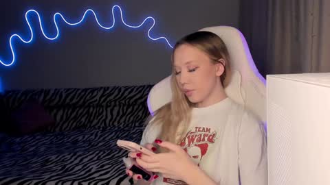 Snapshot of neyrmina chatting on February 7, 2:37 pm Mina online show from February 7, 2:37 pm