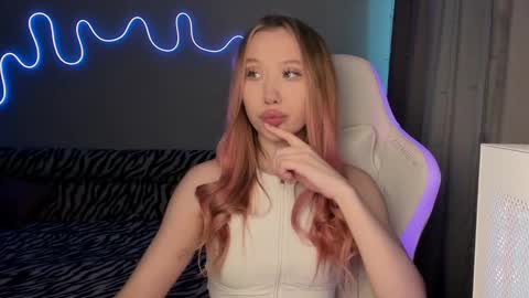 Snapshot of neyrmina chatting on February 20, 11:42 am Mina online show from February 20, 11:42 am